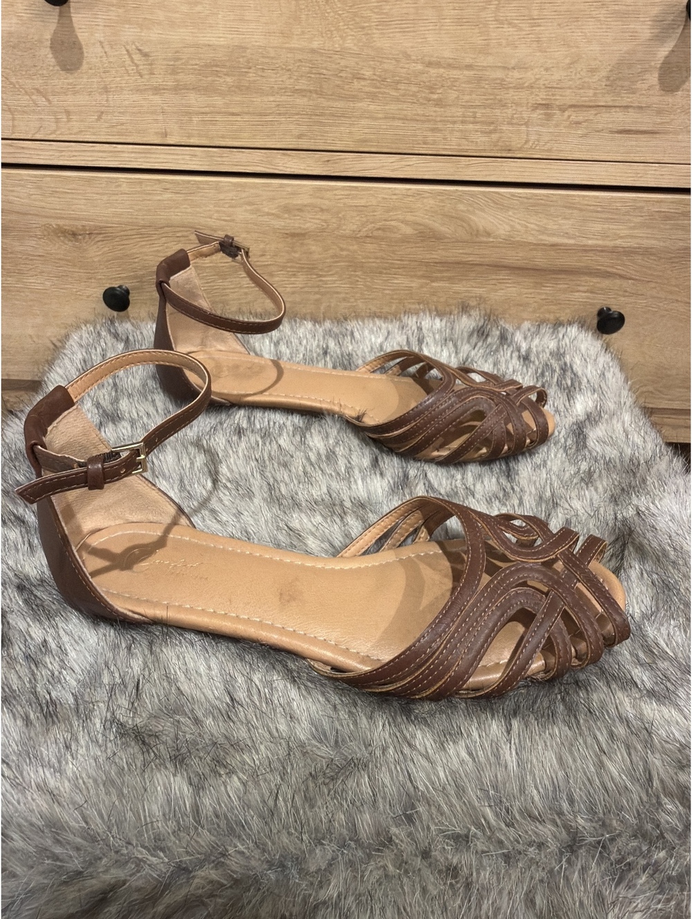 Size 8 Brown Sandals Flats Ankle Strap - Picture 2 of 6